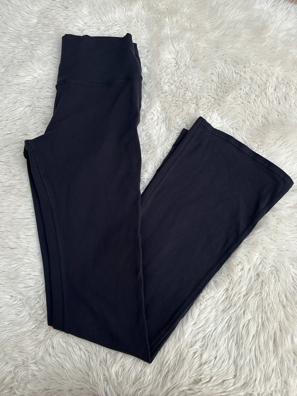 ALO Yoga Airbrush Flared Leggings in black